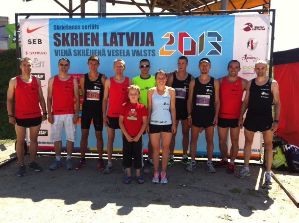 Komanda pirms starta ar jaunajām formām. Nu mūz pazīs visi!