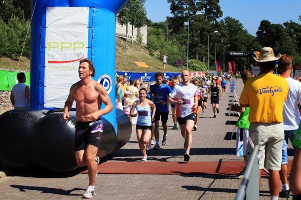 Jolanta pirmos divus distances apļus veica prātīgi, tomēr NIKE skrējienā ar šo rezultātu ieņemtu trešo vietu