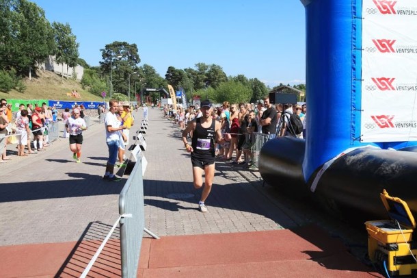 Gunārs finišējot Ventspils pusmaratonā