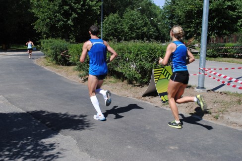 Jolanta uzņēmusi ātrumu, skrienot uz finišu. Šoreiz konkurentes līdzi netiek..